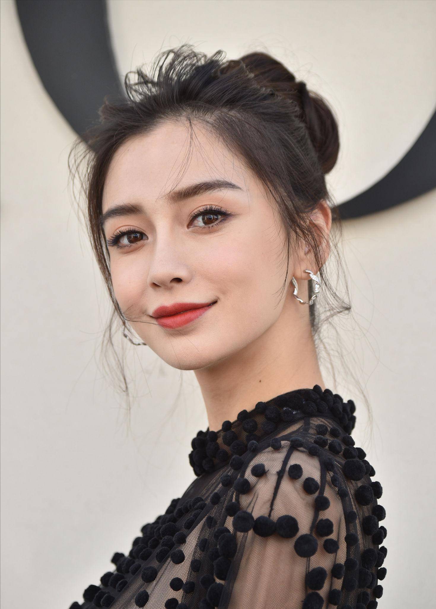 比起baby的人前显贵,被黄晓明"抛弃"后转身离开的李菲儿,更加潇洒_黄