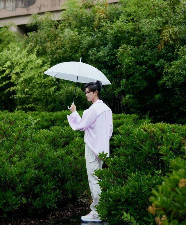 任嘉伦对染发的执着,把头发挑染成粉紫色,还要扎一个小毽子_直播_粉色