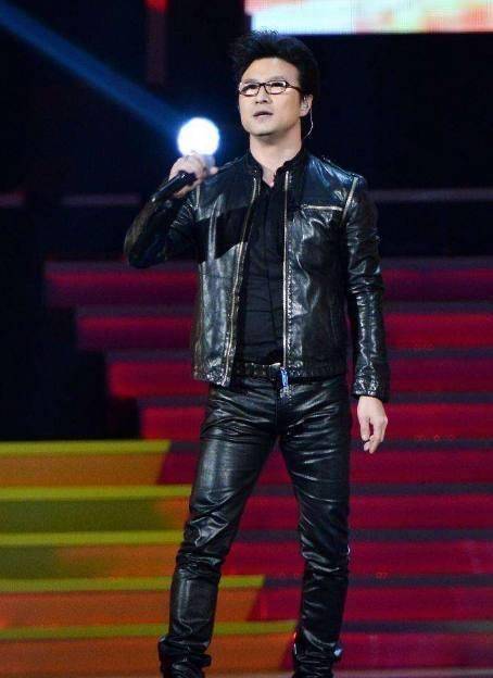 "黄晓明穿皮裤,你就会发现,没有最雷,只有更雷,因为晓明哥的腿不仅短