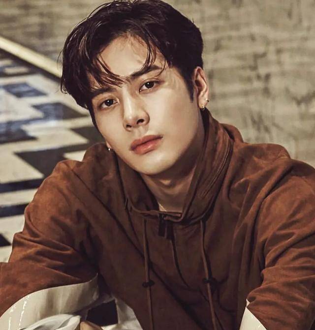 王嘉尔曾代表中国香港队拿了第一个亚洲锦标赛的个人佩剑冠军,以前是