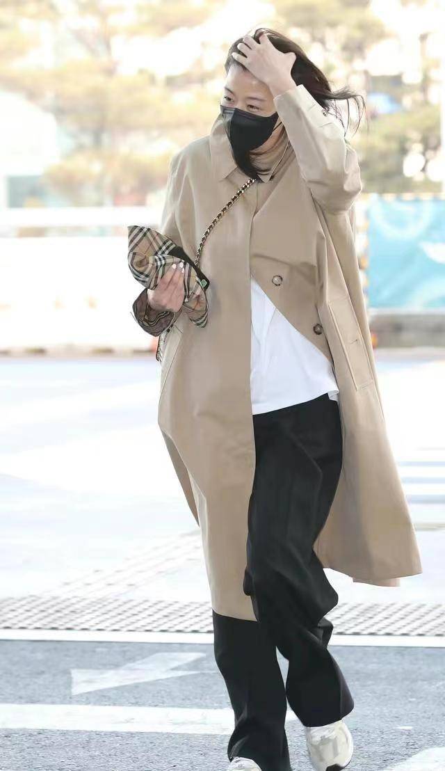 长款的风衣和阔腿裤之间的组合很好的强调了全智贤在身高上的优势