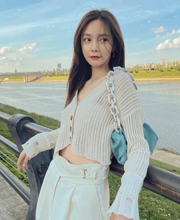 沈梦辰发美照,可爱妩媚尽显一身,背百元包背出高级感_相片_气质_身材