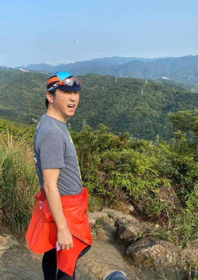 庾澄庆点赞伊能静后晒爬山照,面带微笑却被网友留言秦昊爬山梗_照片