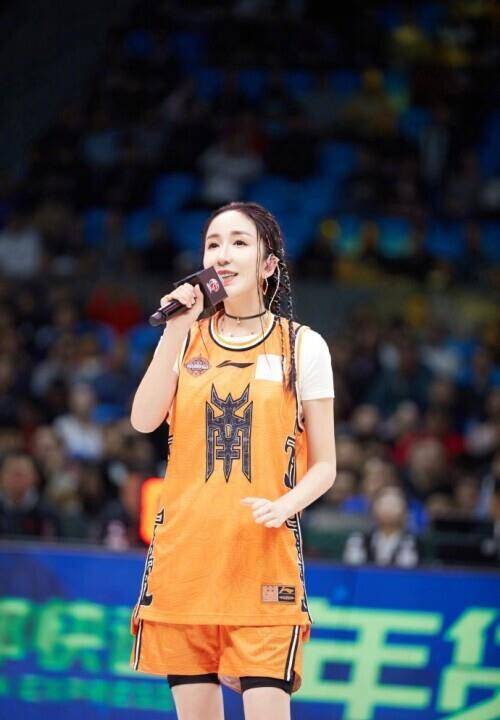 娄艺潇穿运动服扎脏辫儿 青春阳光少女感十足_娱乐_梦想_闹钟