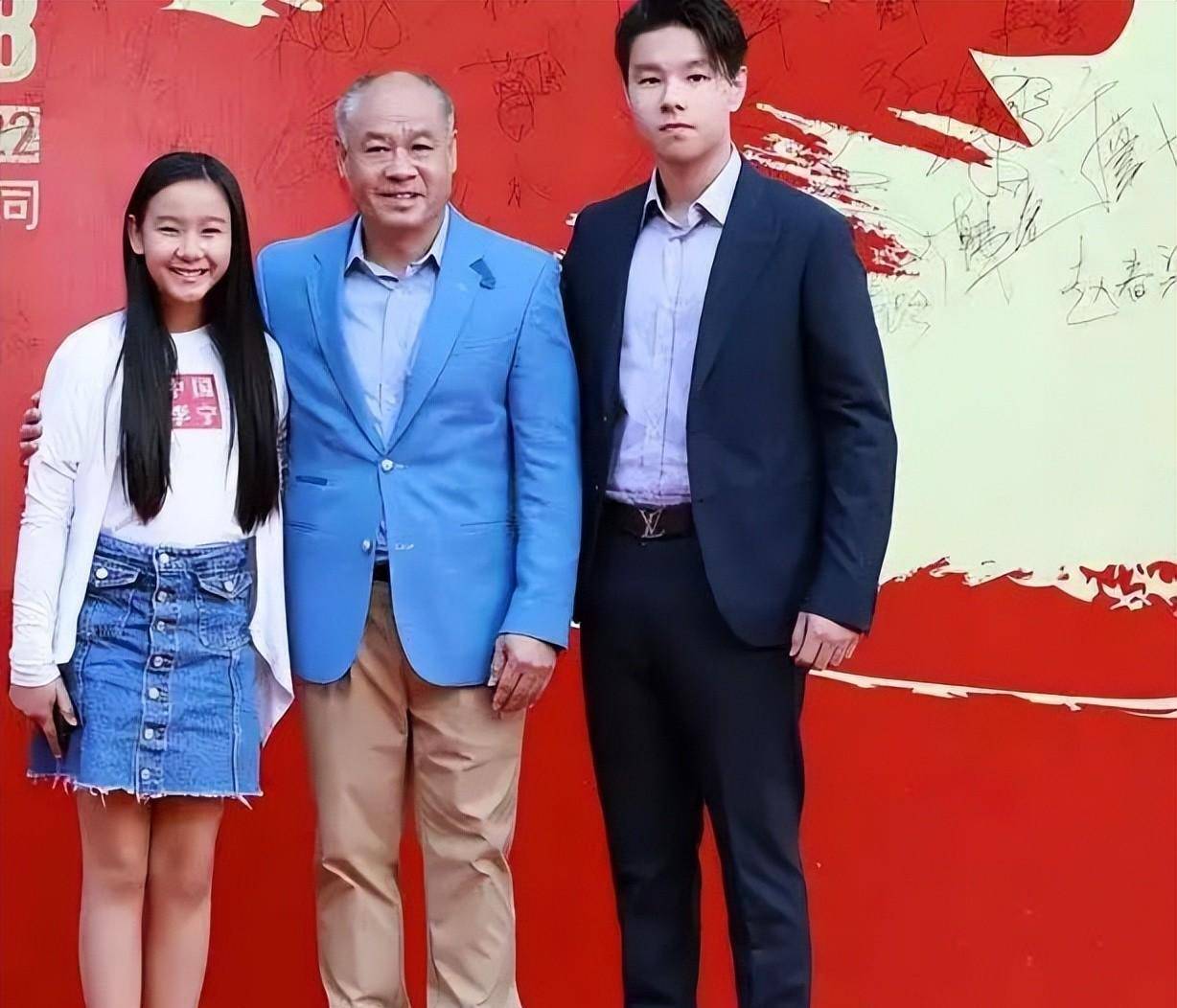 60岁李宁与62岁陈永妍同框,男子似老头,女子如少女,像两代人_时尚