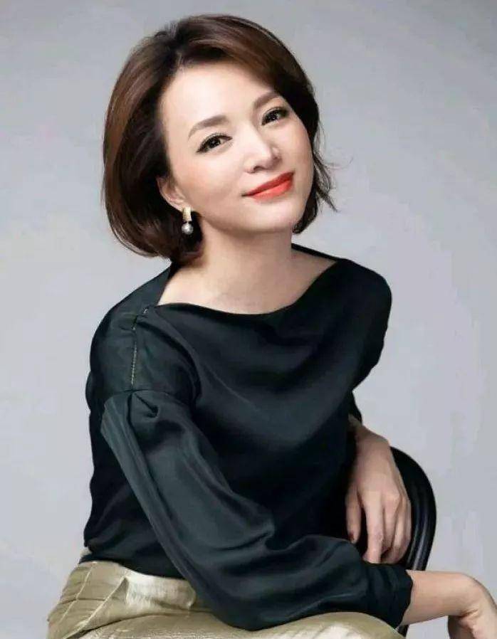 原创董卿罕见回村吃席,打扮朴素像普通路人,但挺拔仪态却藏不住_风格