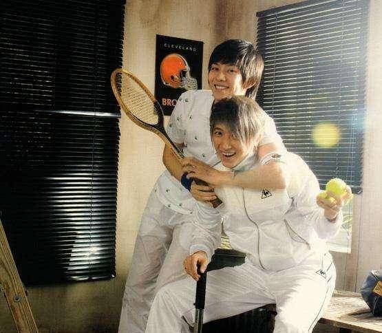 时隔多年,韩庚与金希澈再次同台,两人相拥而抱,这才是兄弟情!