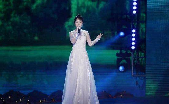 她28岁因《星光大道》成名,32岁抢了别人老公,如今活成这样_郭津彤