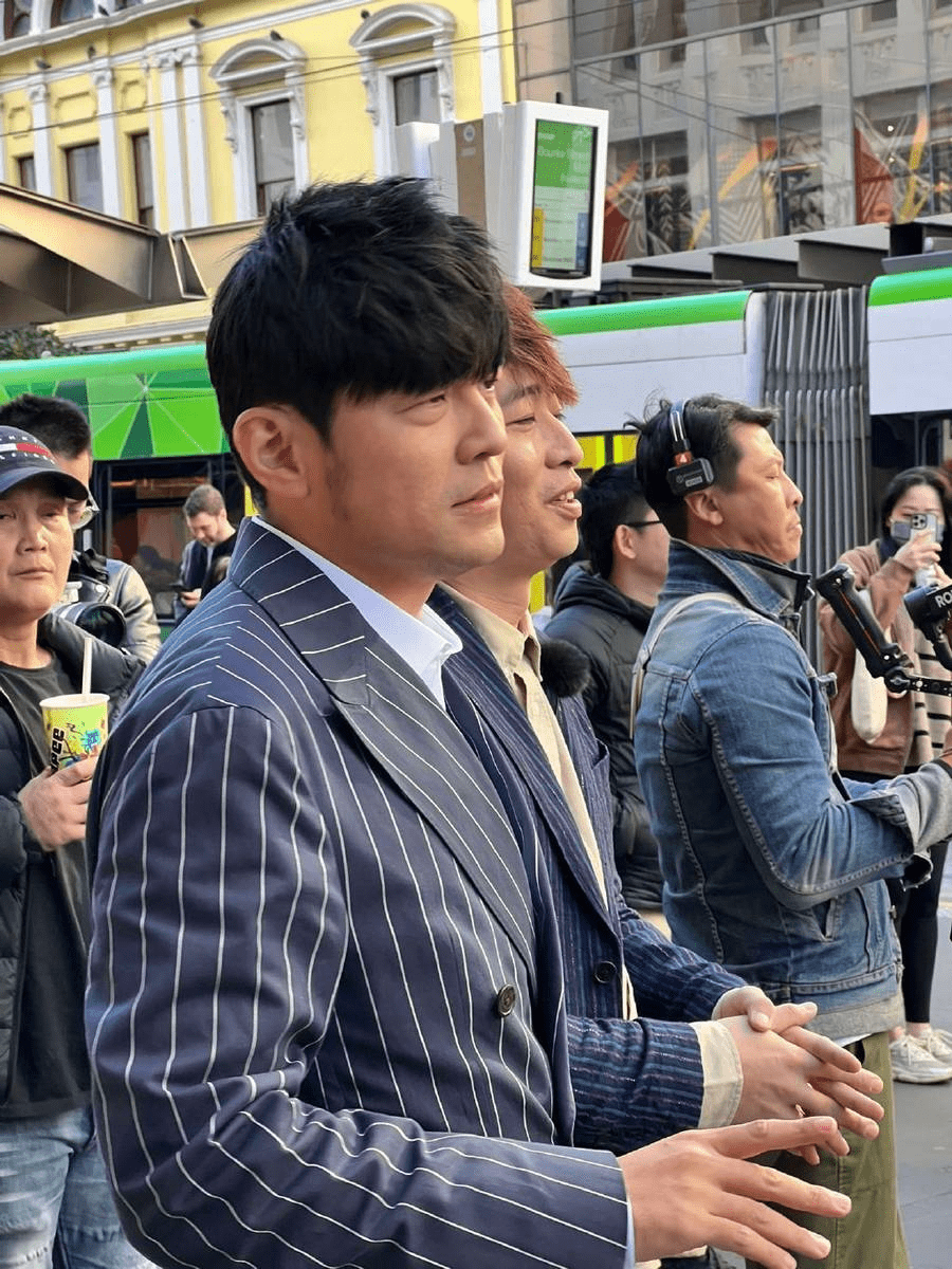 周杰伦现身墨尔本街头录制综艺 西装白裤状态俱佳_音乐_才华_偶像