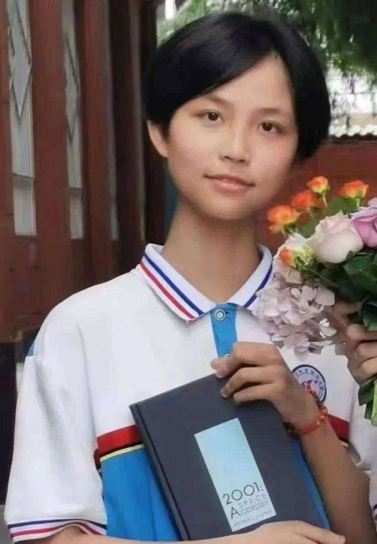 浉河中学党总支书记,校长王世安,党总支副书记曾劲,副校长李秘,为45名