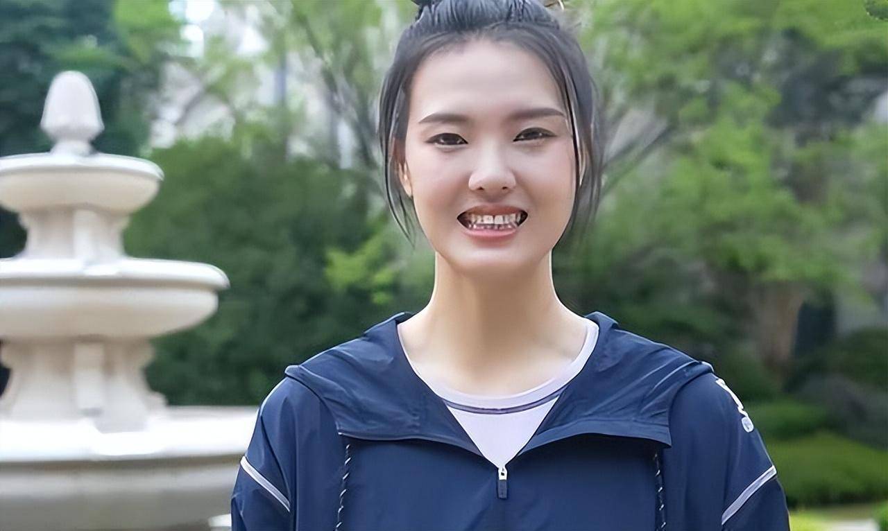 首先,蔡斌跟张常宁是7年的师徒关系,当年张常宁从沙滩排球到室内排球