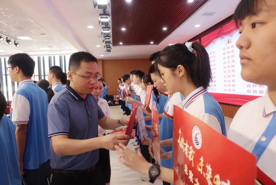 浉河中学 信阳高中携手举行优秀生表彰大会暨初升高衔接指导会_未来