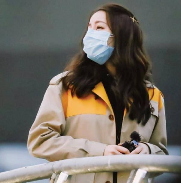 但是在录制节目之后,明星们还是要马上戴上口罩的,迪丽热巴这一点也做