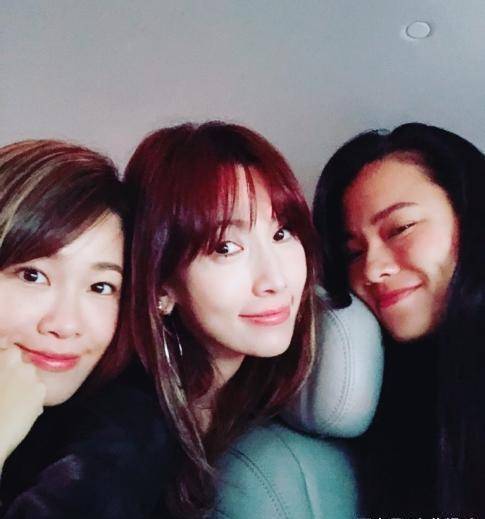 林志颖太太接儿子放学,身边几个闺蜜颜值好高_陈若仪_美女_工作