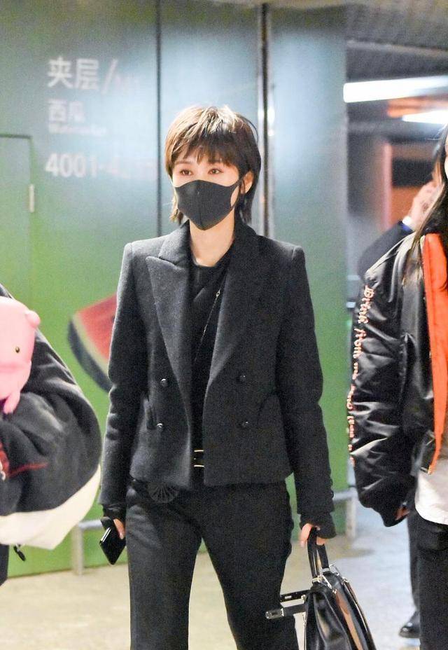 王子文亲自带他去买衣服,从头到脚给他换了一个新的风格,比吴永恩以前