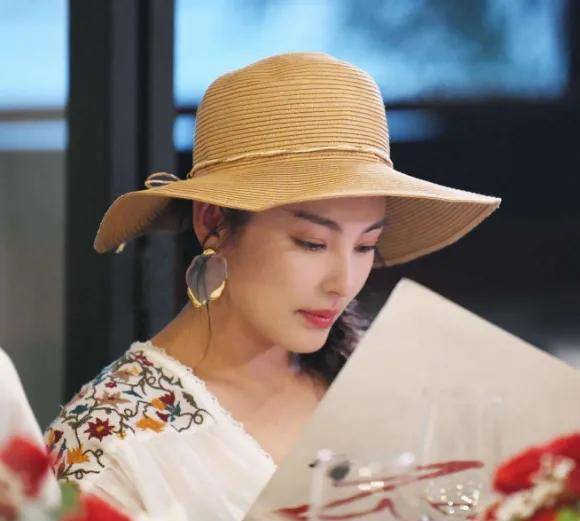 之后,张雨绮又和华谊公司的一位经纪人谈了一段不咸不淡的恋爱,也无疾