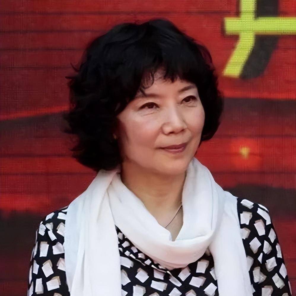 "视后"赵奎娥,年轻时貌美倾城,嫁初恋陈宝国,40年被宠成公主_表演