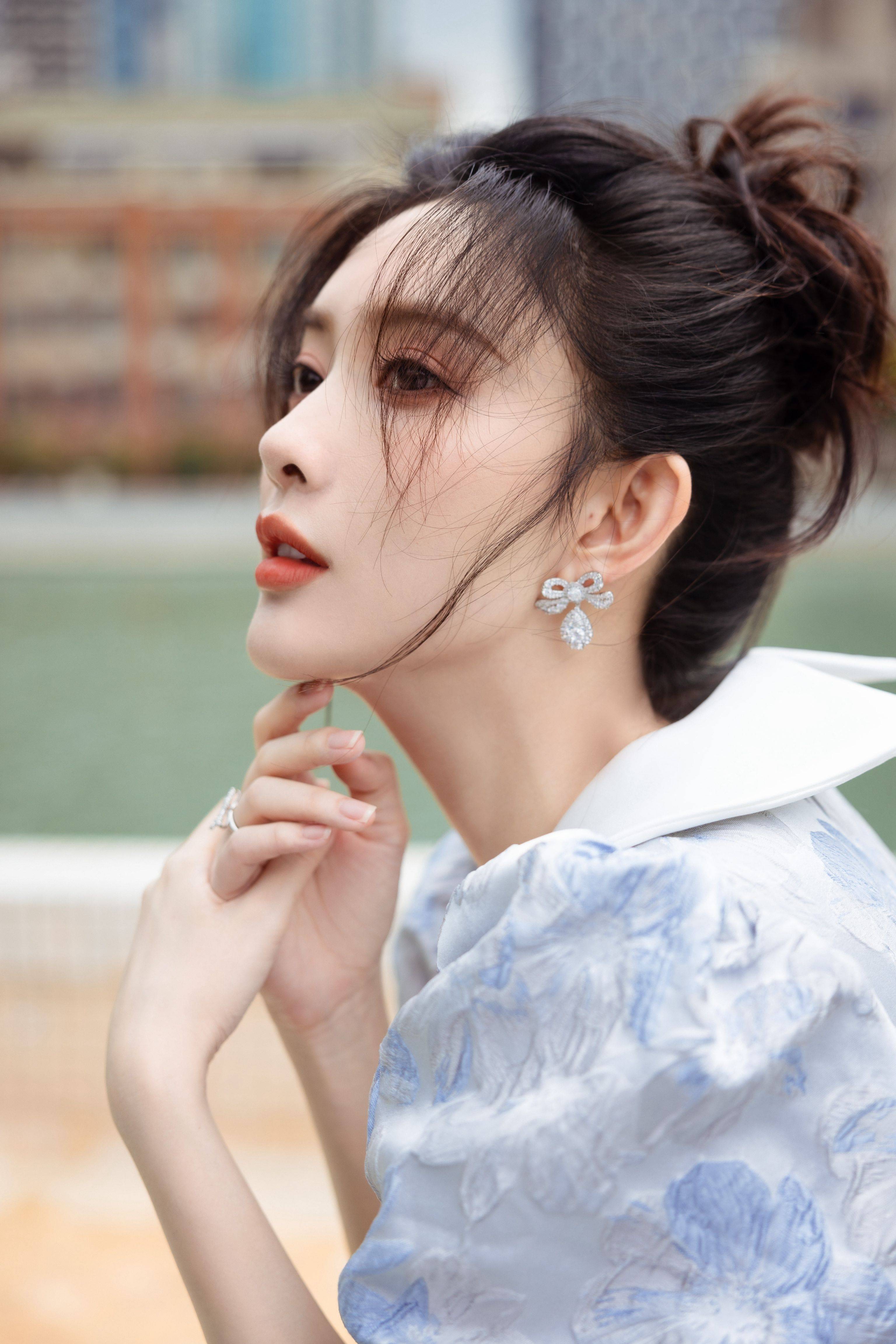 孟子义淡雅蓝元气满满大长腿性感写真_造型_整体_高跟鞋