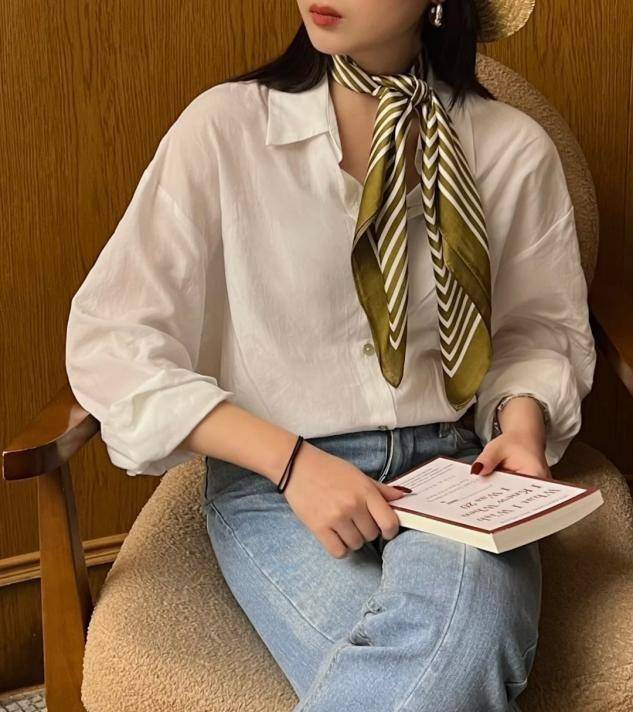 修饰造型简洁大方杨采钰简直是第一个使用丝巾的摄影器材