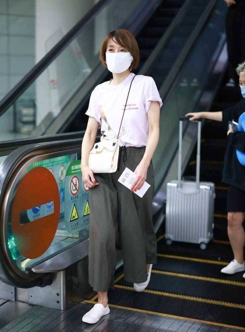 马伊琍穿搭真的很随意,穿卡通t恤配阔腿裤,不说以为是路人_款式_方式