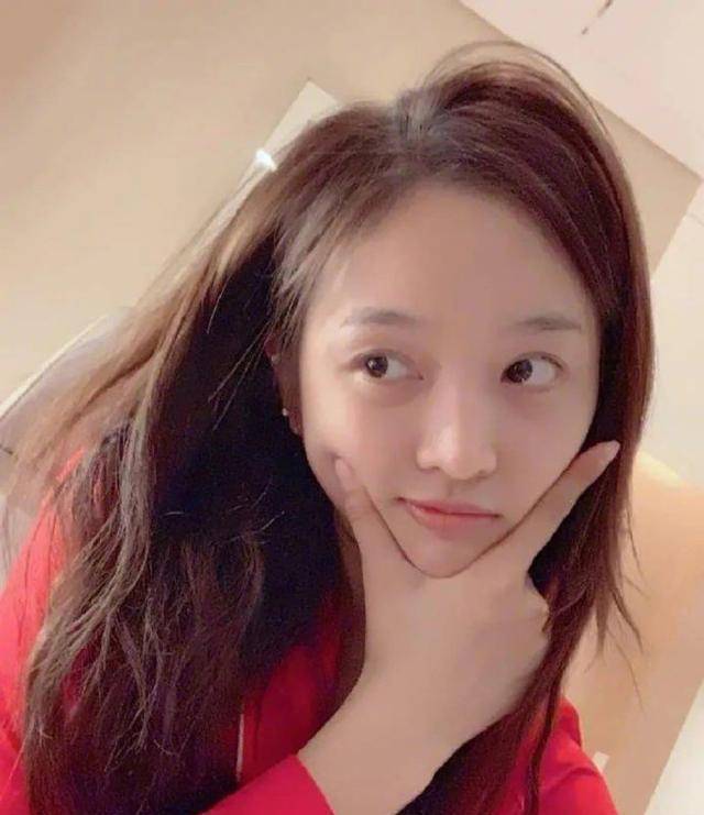 口红王子:吴宣仪曝光梳妆台,增高鞋垫成亮点,男嘉宾身高有秘密_毕雯珺