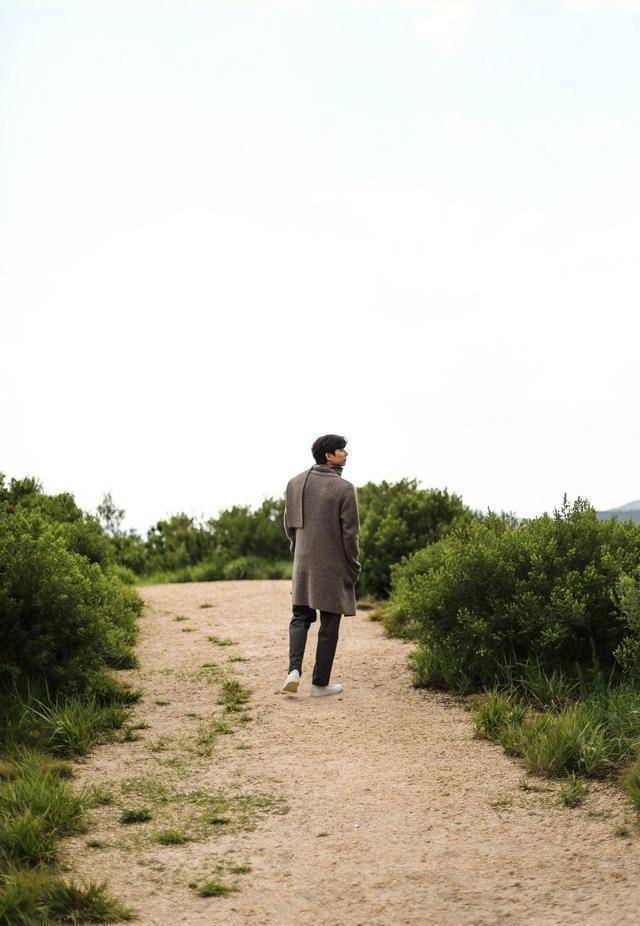 大叔孔刘拍摄《epigramf/w》2020的画报花絮(共22张图),自然舒服,温暖