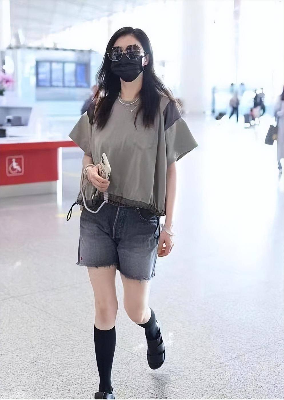 40岁蒋欣把自己瘦成"纸片人",机场穿热裤配长筒袜时髦大胆