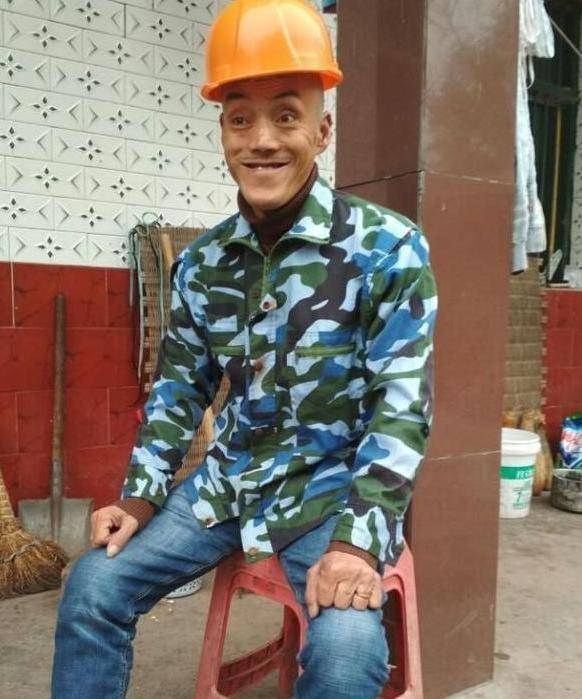 52岁"光头强":光环褪去,豪车换摩托,昔日美娇妻也不辞而别_郑家六