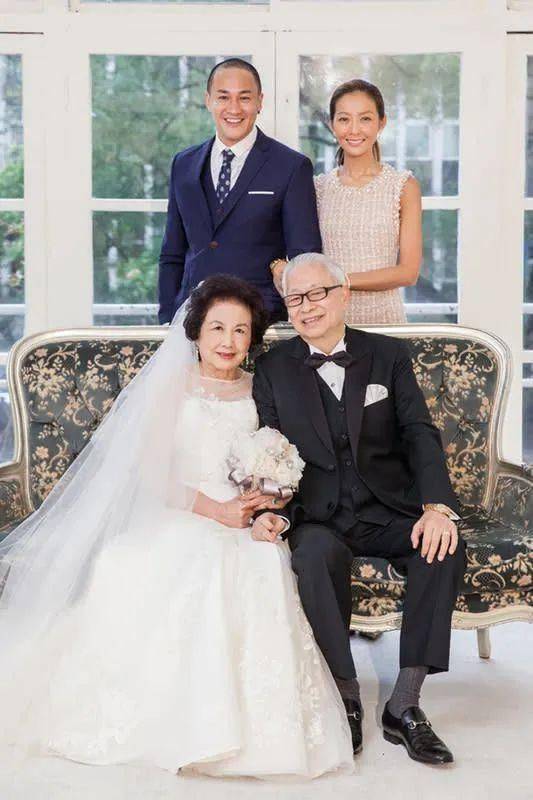 47岁「冻龄男星」结束16年异地恋生活!_何润东_父母_妻子