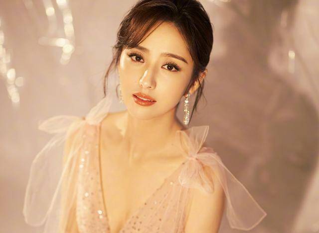 佟丽娅真的太美了,身穿深v礼服出席时尚美丽盛典,身材撩人至极_色调