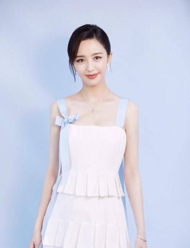 佟丽娅33岁依旧青春靓丽,穿印花连衣裙,一点儿也不像孩子妈妈_女性_的