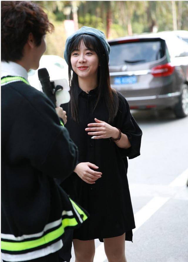 同戴贝雷帽,当谭松韵碰上钟楚曦,网友:一个甜美,一个知性_气质_照片