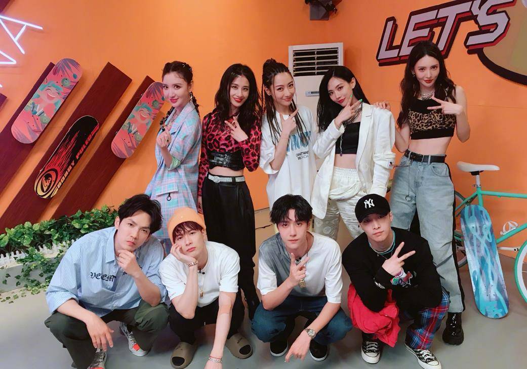 同时黄圣依还晒出与姐姐们的合照,白冰,王霏霏,张萌与金晨的状态也很