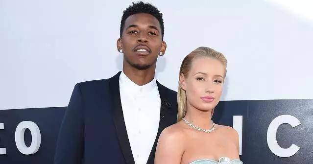 在洛杉矶,杨还和澳大利亚籍著名的女歌手iggyazalea走到了一起甚至还