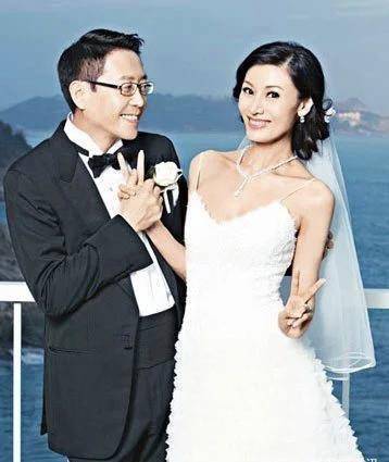 前港姐陈法蓉迎来52岁生日,演艺生涯一头短发叱咤香港影坛多年_杨俊毅