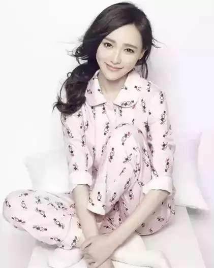 同样穿睡衣唐嫣甜美林志玲性感古力娜扎似村妇_印花_时候_郑爽