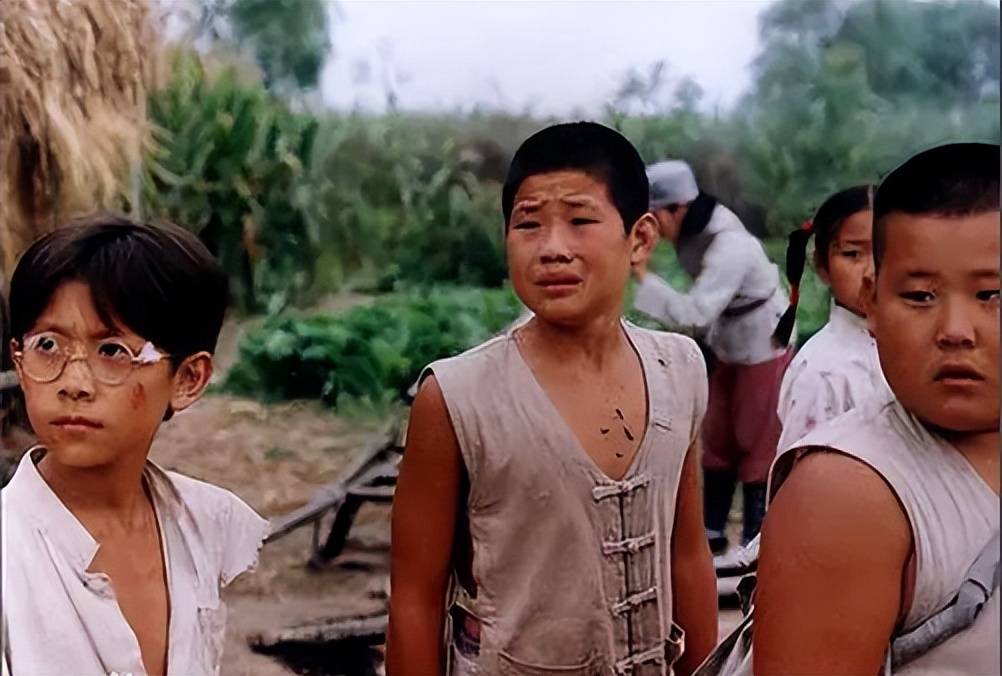 谢孟伟:晒出2张珍贵的老照片,纪念代表作《小兵张嘎》首播19年_动作