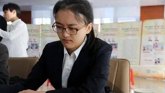 唐丹与王琳娜的国际象棋第一人之争,既有明争暗斗,也有尊重和温情