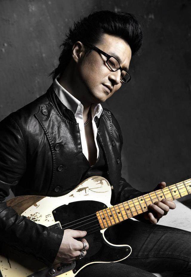 汪峰摘掉眼镜的照片,很清秀被网友调侃:章子怡都认不出你了_头条_形象