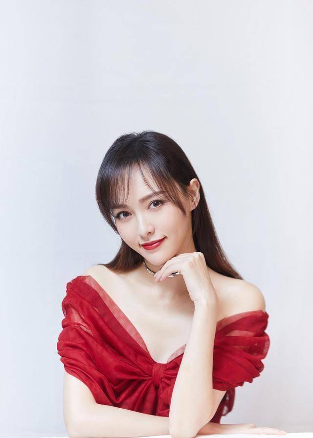 唐嫣红唇配大红连衣裙,就这造型她不红没谁了?_红色_气质_身材