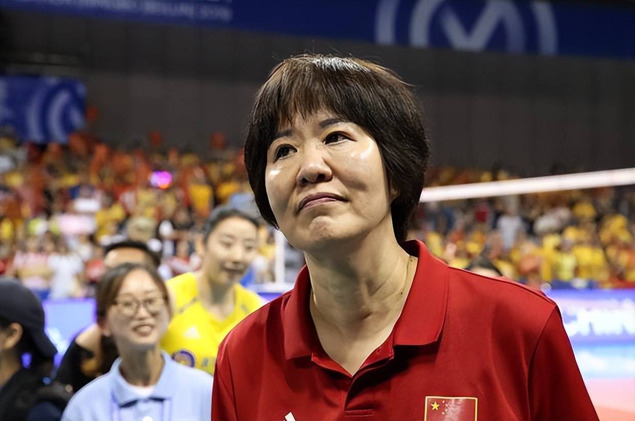 郎平现身医院却面色红润,发型一换变年轻,身体无大碍有望回归_中国