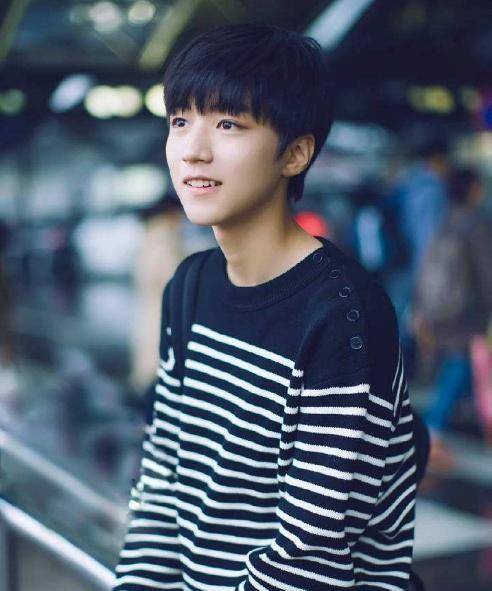 刚出道的时候,王俊凯只有14岁,还是非常稚嫩的,但是已经唱跳都俱佳