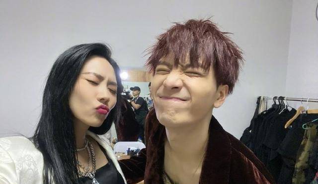 王嘉尔和女粉合照时捂紧衣领,简直是男德毕业班的优秀学员!