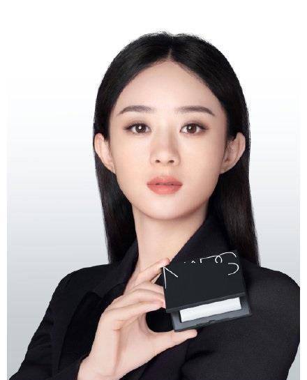赵丽颖黑西装"证件照"太靓,披散头发眼神超a,有女霸总气质!