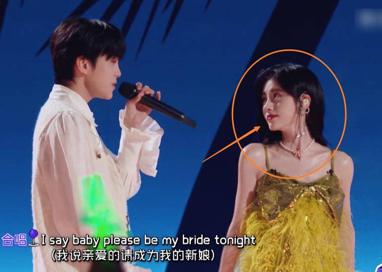 鞠婧祎和米卡牵手唱歌,我却被她腿围吸引,尺寸真不是一般人能比_舞台