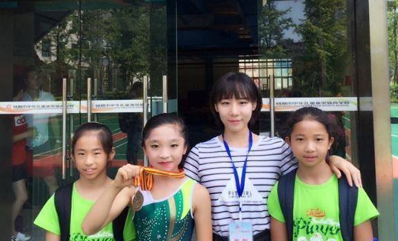 体操冠军邓琳琳现状:26岁身材傲人,和小学生合照显一大缺点_父亲_因为