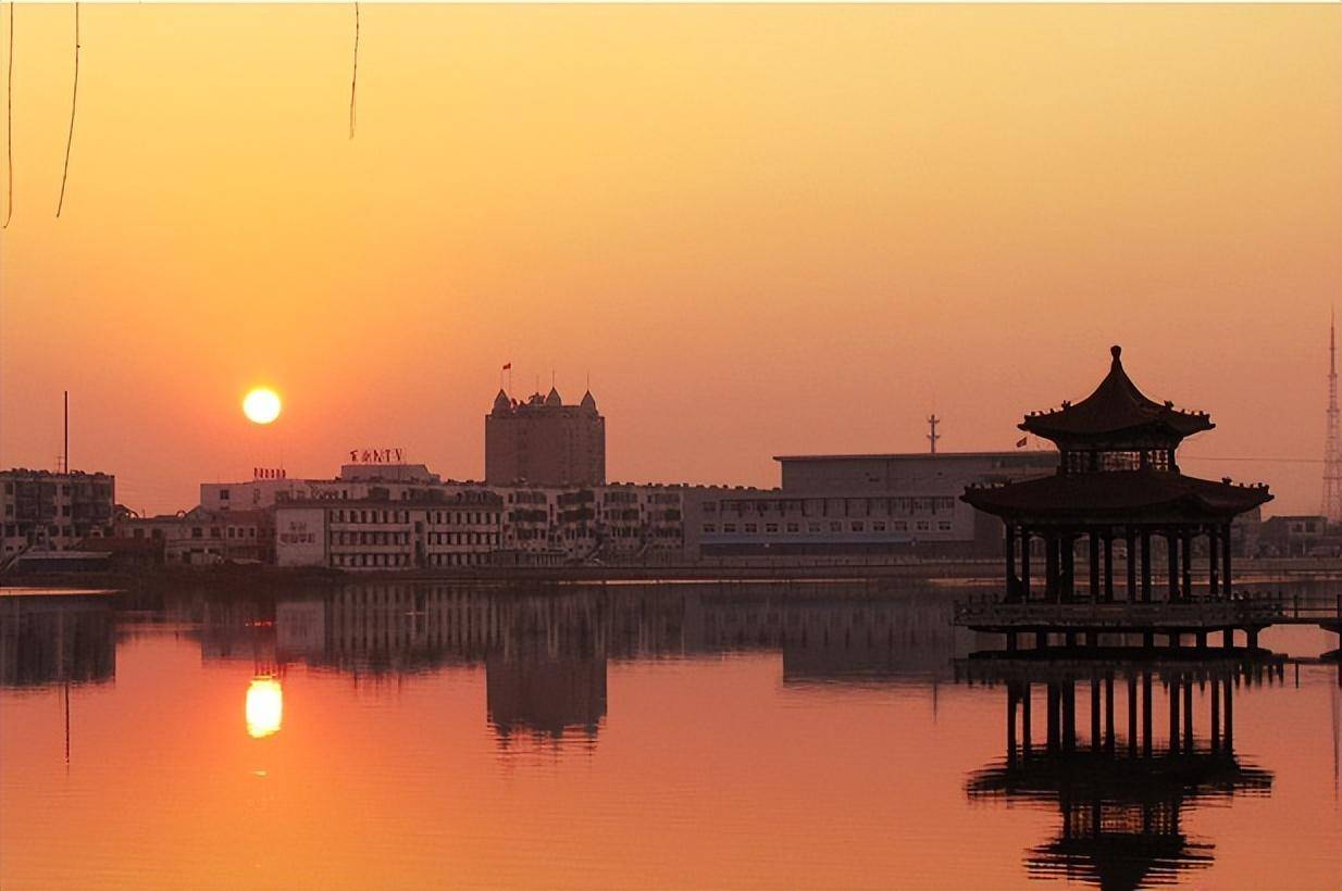 曹县万亩荷塘风景区曹县万亩荷塘风景区,位于山东省曹县魏湾镇,依托