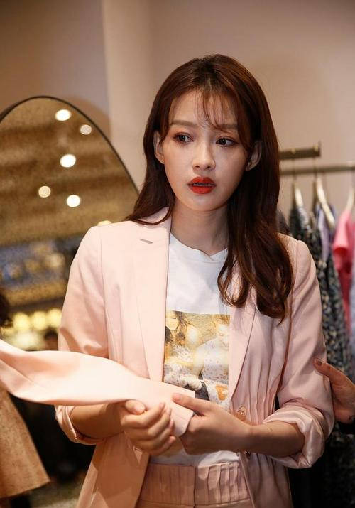 之谦演唱会上孙怡与吴优戴着高价名表的亮相,引发了众多网友的注意和