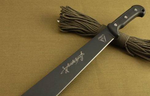 第四把是尼泊尔弯刀;或许这把军刀能深深地刻在人们的脑海中,和其极具