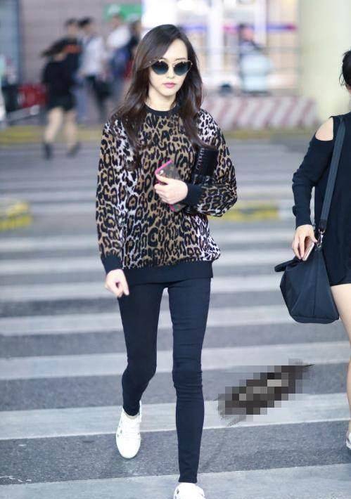 唐嫣穿着全身黑色帅气现身,她穿皮裤美吗?_女生_衣服_身材